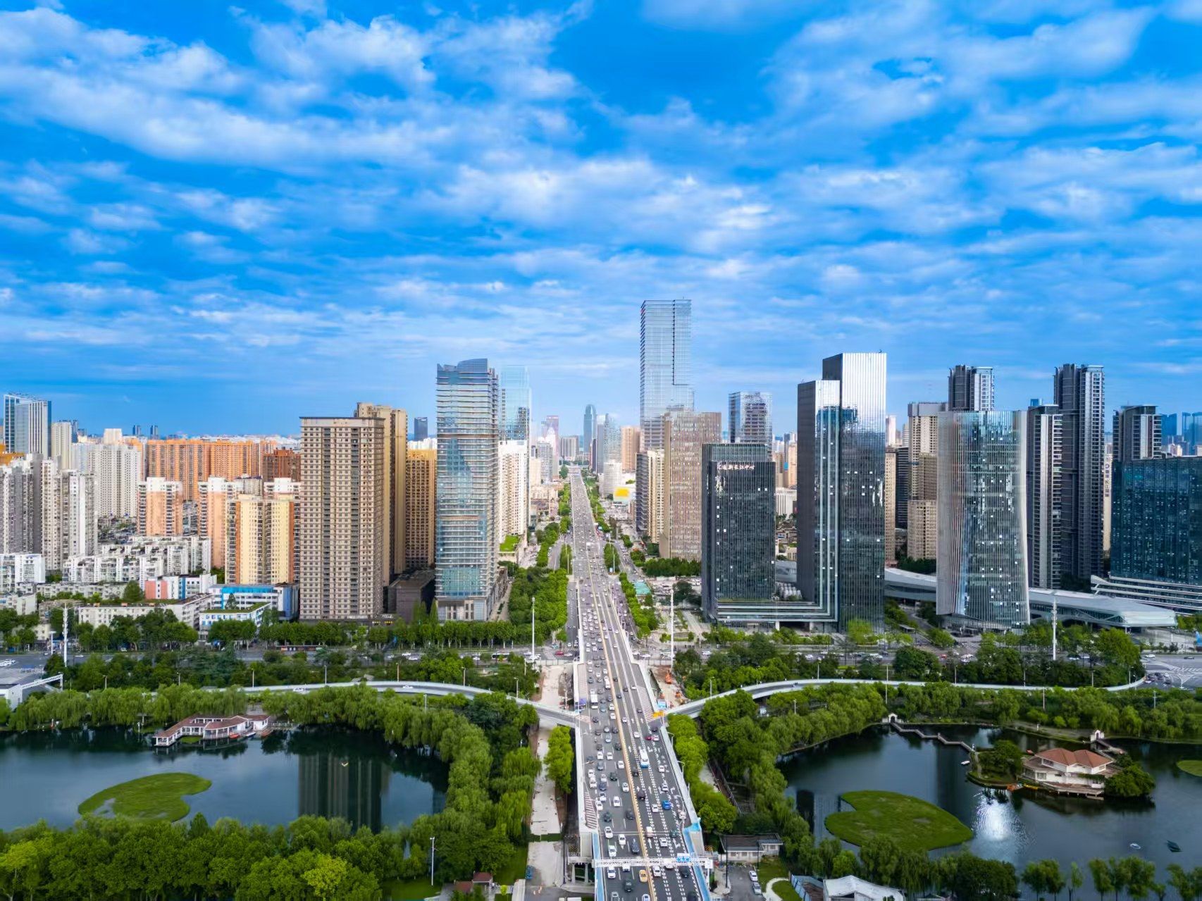 一条街数智化的动能之变，武昌滨江数创中心聚集超万家数字经济企业