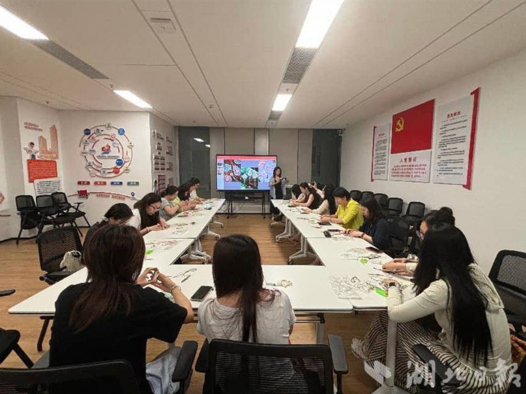 徐家棚街道商务社区开展非遗宋锦制作点亮楼宇文化生活- 湖北日报新闻客户端